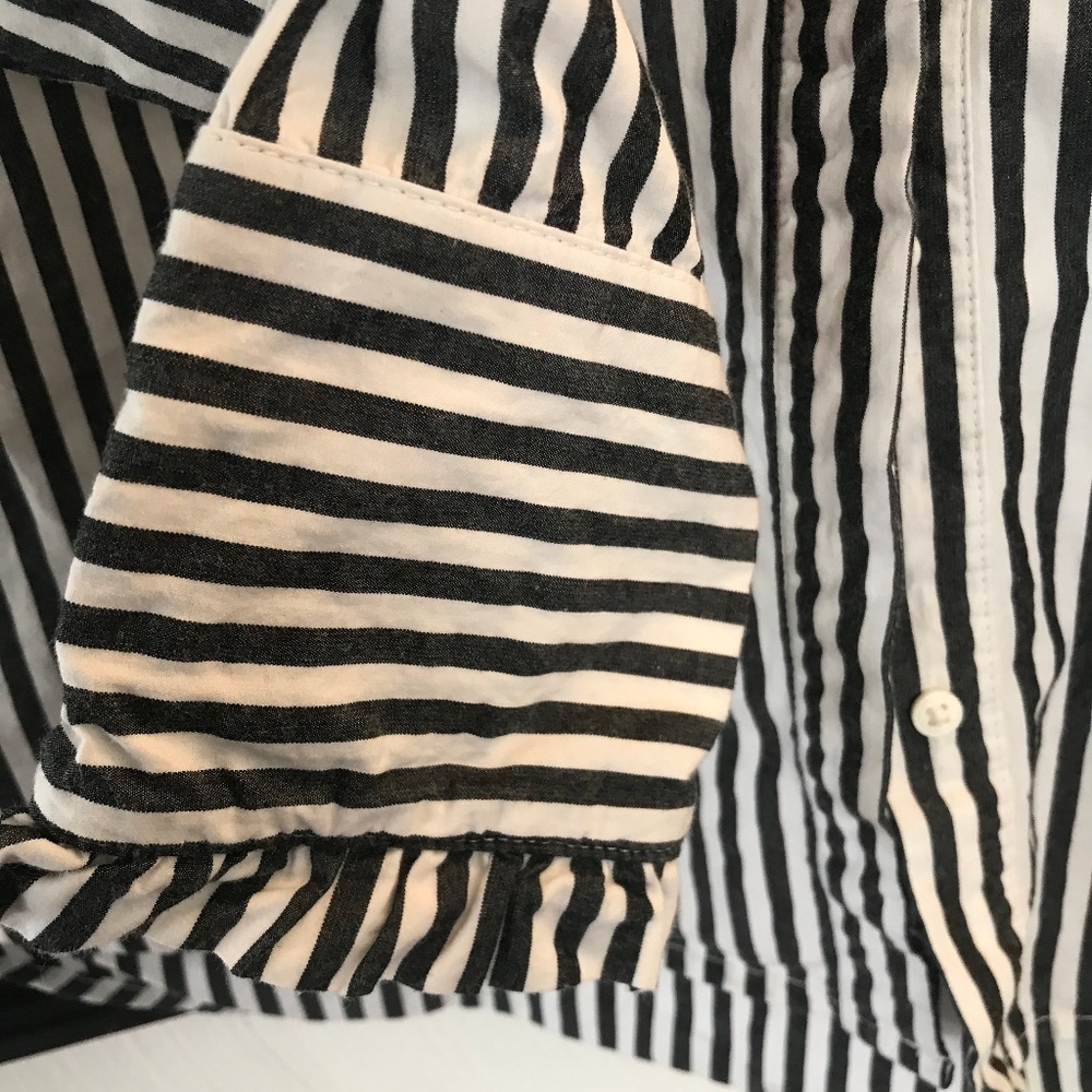 ⬇️🎈H&M Striped Ruffled Button down - Picture 6 of 8